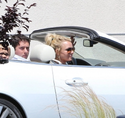 Britney-Spears-With-Kids-At-Starbucks-Drive-Thru-In-Woodland-Hills%2C-May-10-2013-j1a635mbl1.jpg