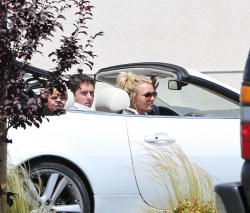 Britney-Spears-With-Kids-At-Starbucks-Drive-Thru-In-Woodland-Hills%2C-May-10-2013-a1a636dxwv.jpg