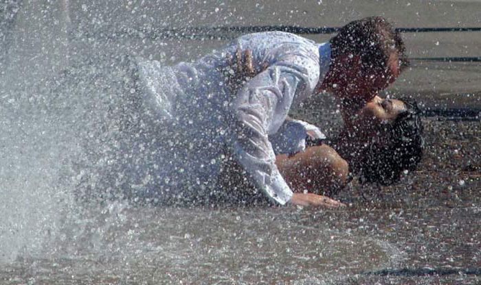 Пара танцует под дождем