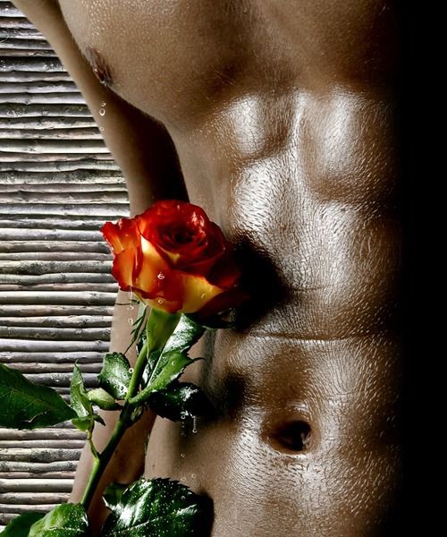 Мужчины голы с цветами