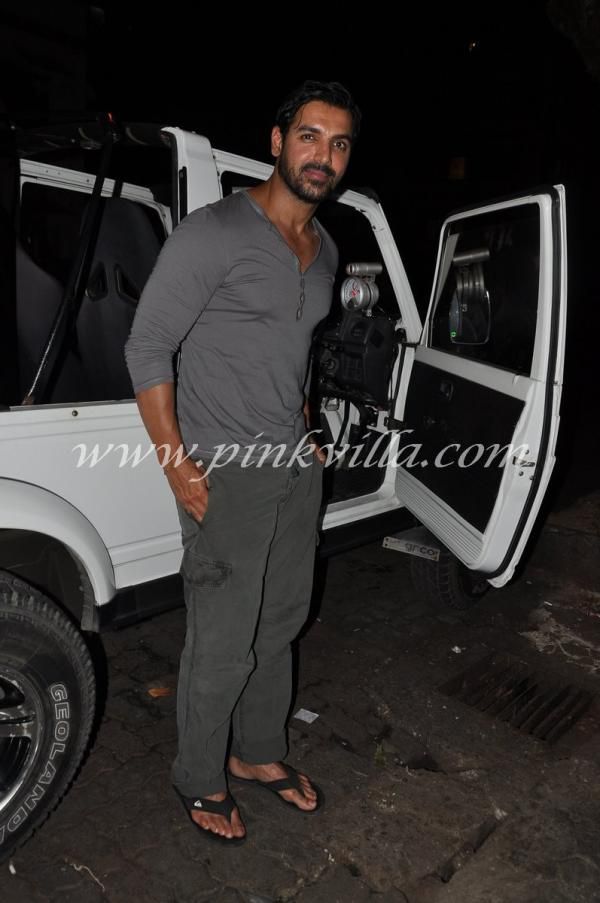 Джон абрахам и прия рунчал