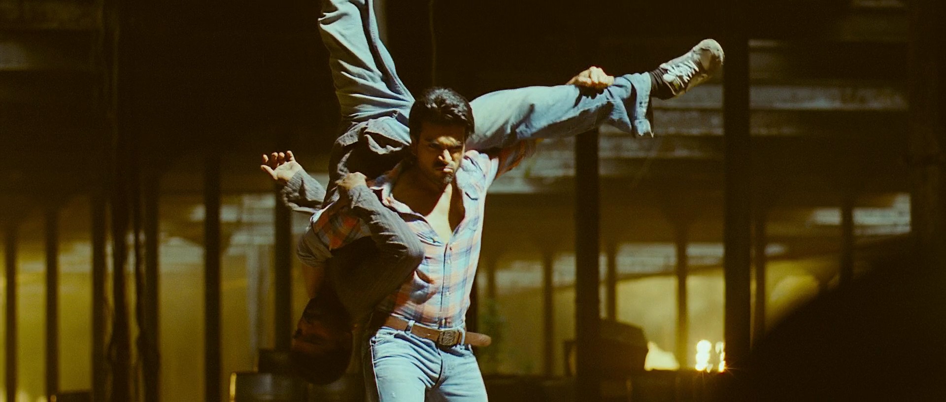 Naayak - Blu-Ray - 1080p - x264 - DTS - [DDR].mkv (1_44_08) 000071.jpg