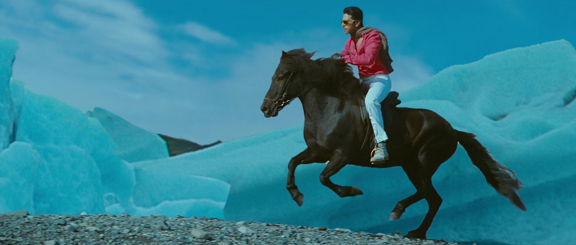 Naayak - Blu-Ray - 1080p - x264 - DTS - [DDR].mkv (1_35_02) 000089~1.jpg