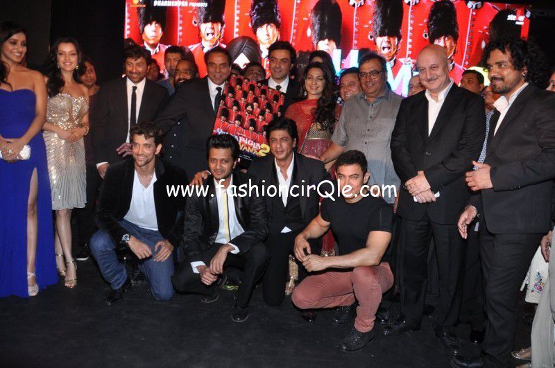 Shahrukh-Hrithik-Aamir-shake-a-leg-at-YPD2-music-launch-1-800x531.jpg