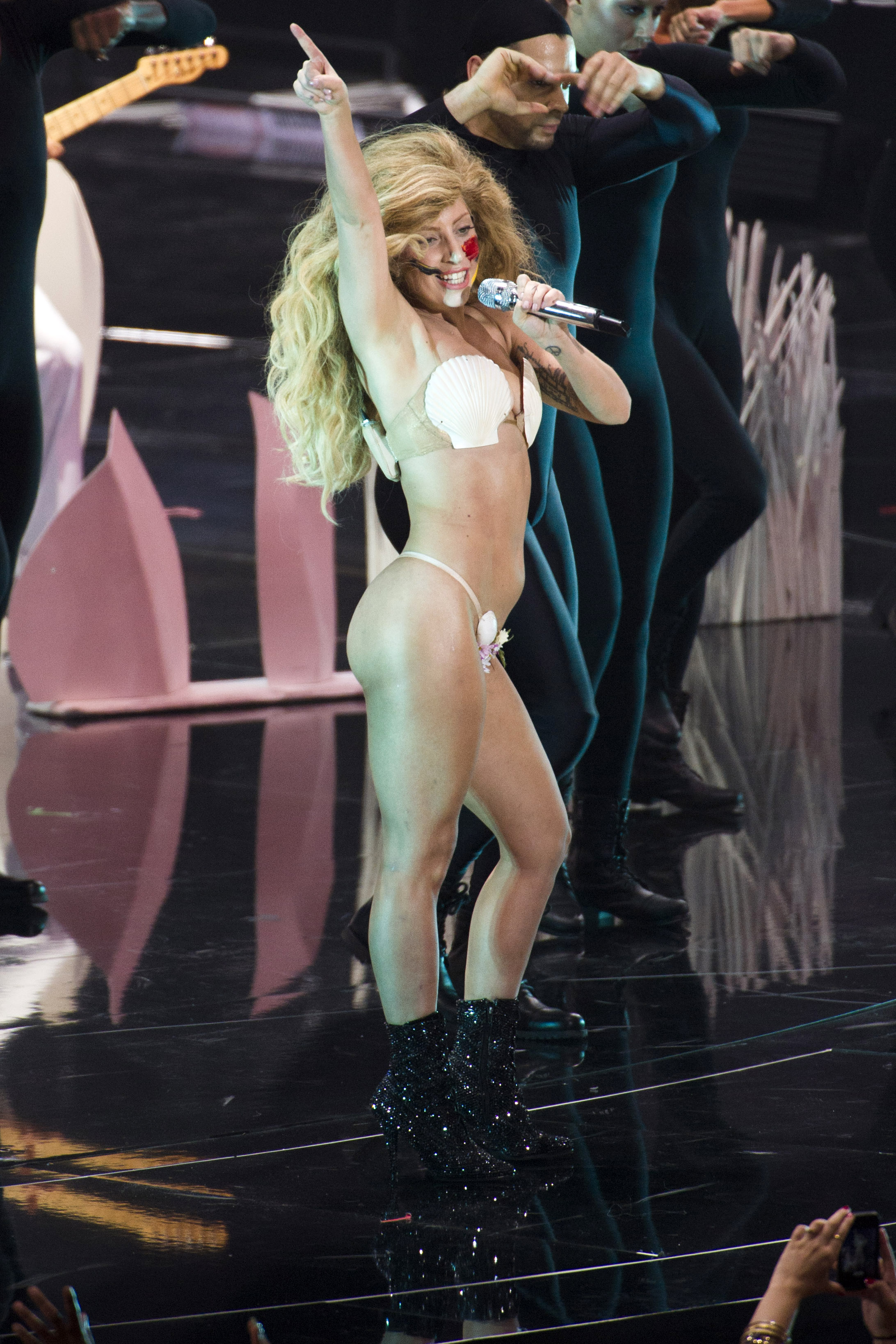 Леди гага спид. Леди Гага в купальнике на сцене в полный рост. Леди Гага подмышки. Леди Гага в сыром мясе.