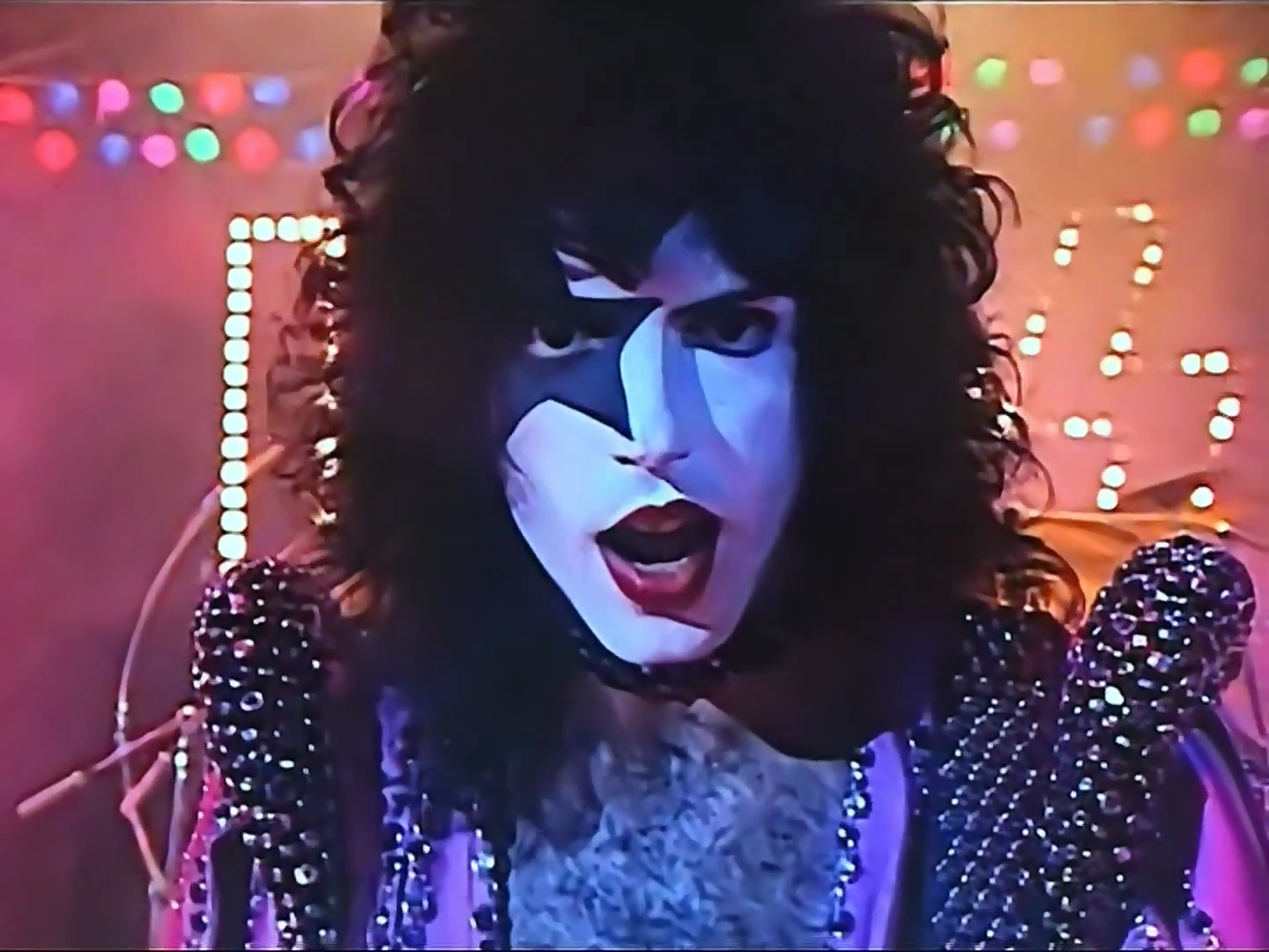 Джина поцеловали. Джин Симмонс Kiss. Пол Стэнли 1979. Kiss Джин Симмонс и Эйс Фрейли. Пол Стэнли 2022.