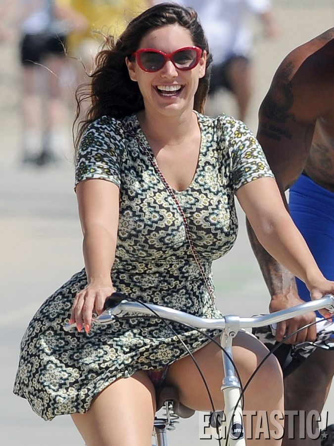 Kelly-Brook-Panty-Flash-While-Riding-Her-Bike-in-Venice-Beach-04-675x900.jp...