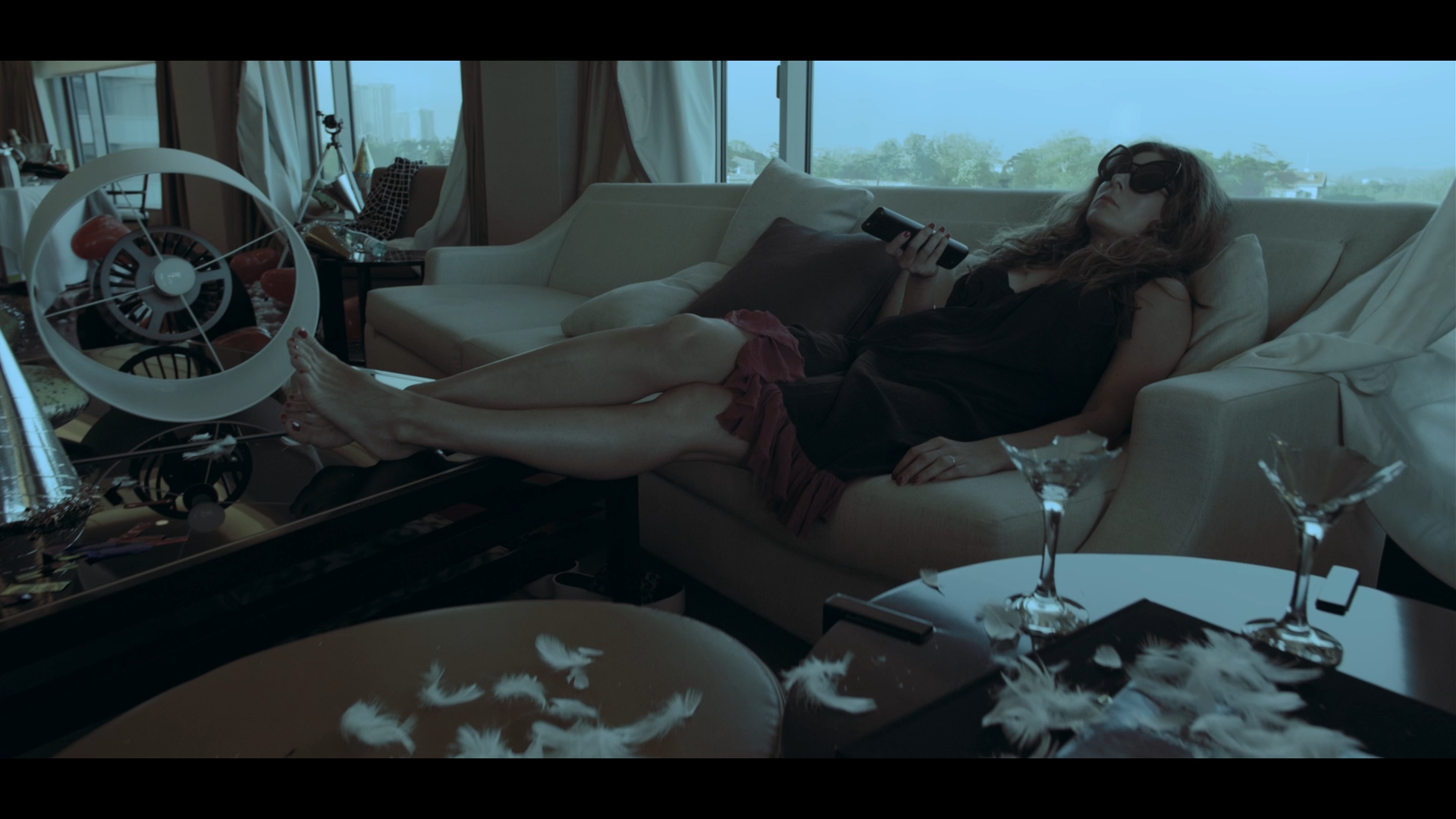 ПРЕМЬЕРА! Loboda (Светлана Лобода) - Пора домой (2015, Master 1080i, Клип, 20.05.2015).mov_snapshot_00.05_[2015.09.24_11.47.46].png