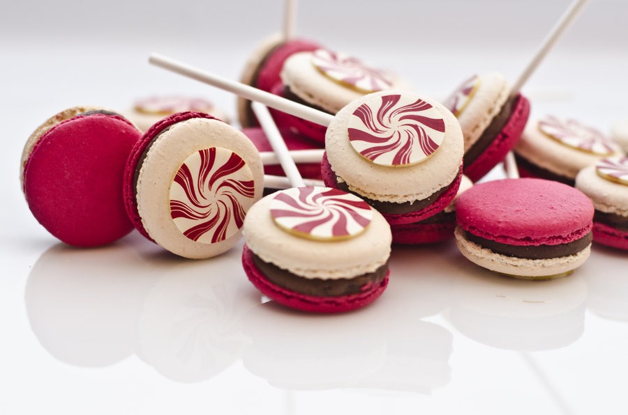 christmas_macarons_by_thundermistress-d5s78no.jpg