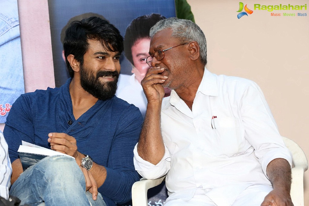 chiranjeevi-book-launch-by-ramacharan38.jpg