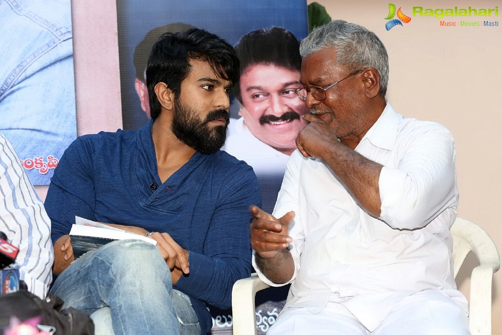 chiranjeevi-book-launch-by-ramacharan36.jpg
