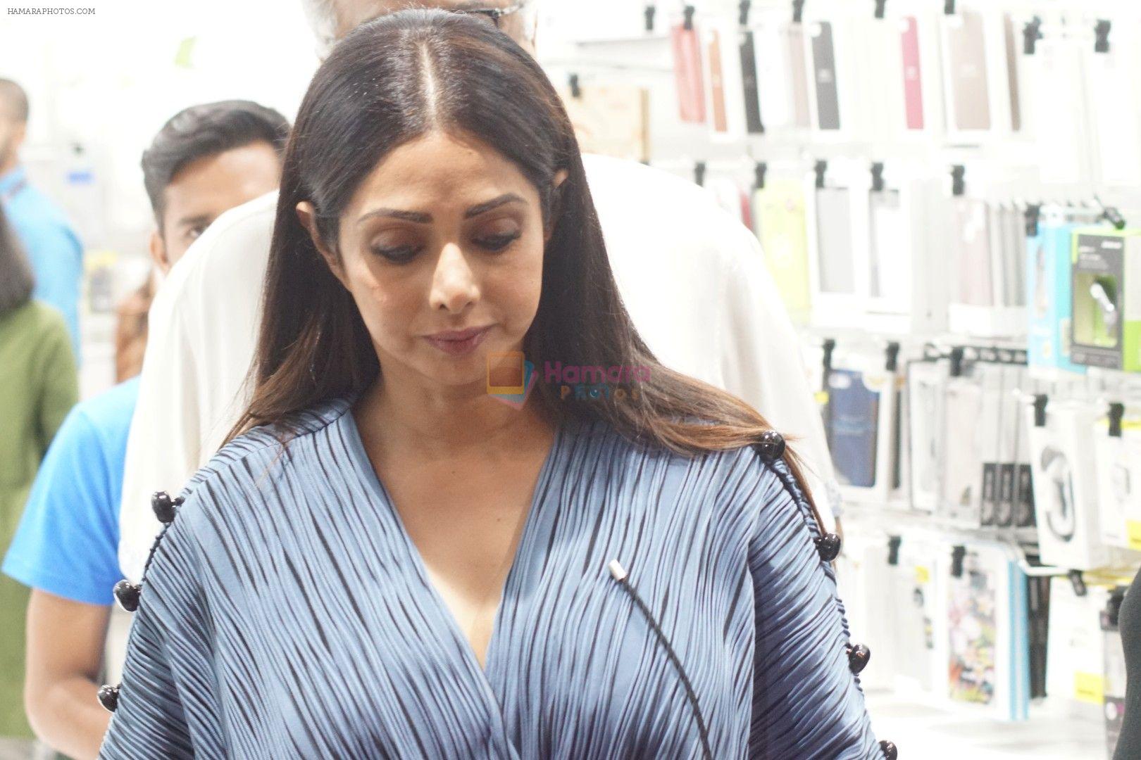 hpse_fullsize__2773856149_Sridevi at the Launch Of IPhone 8  IPhone 8+ At iAzure on 29th Sept 2017 (43).JPG_59d21f26250e4.JPG