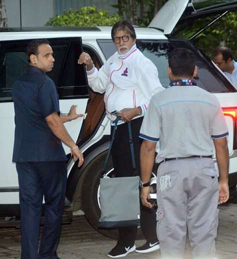 amitabh_bachchan_with_fam.jpg