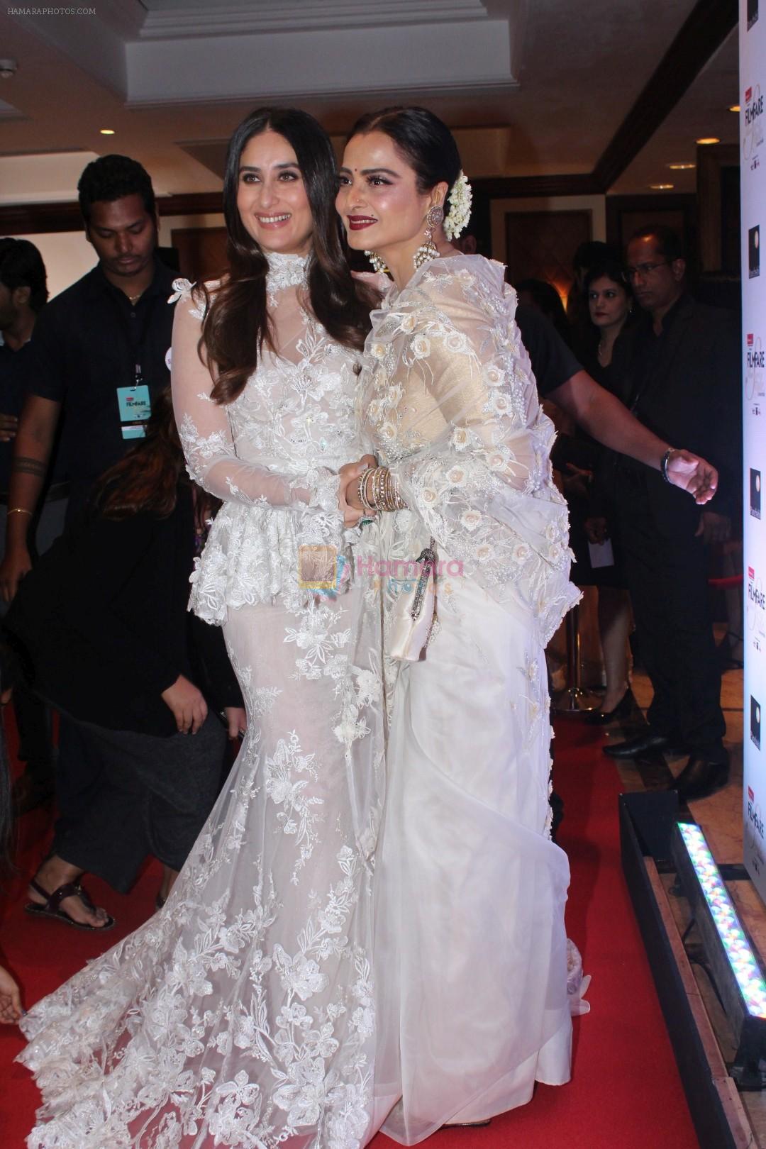 hpse_fullsize__417848838_Kareena Kapoor, Rekha at the Red Carpet Of Filmfare Glamour  Style Awards on 1st Dec 2017 (414)_5a2249fb2a9fe.JPG