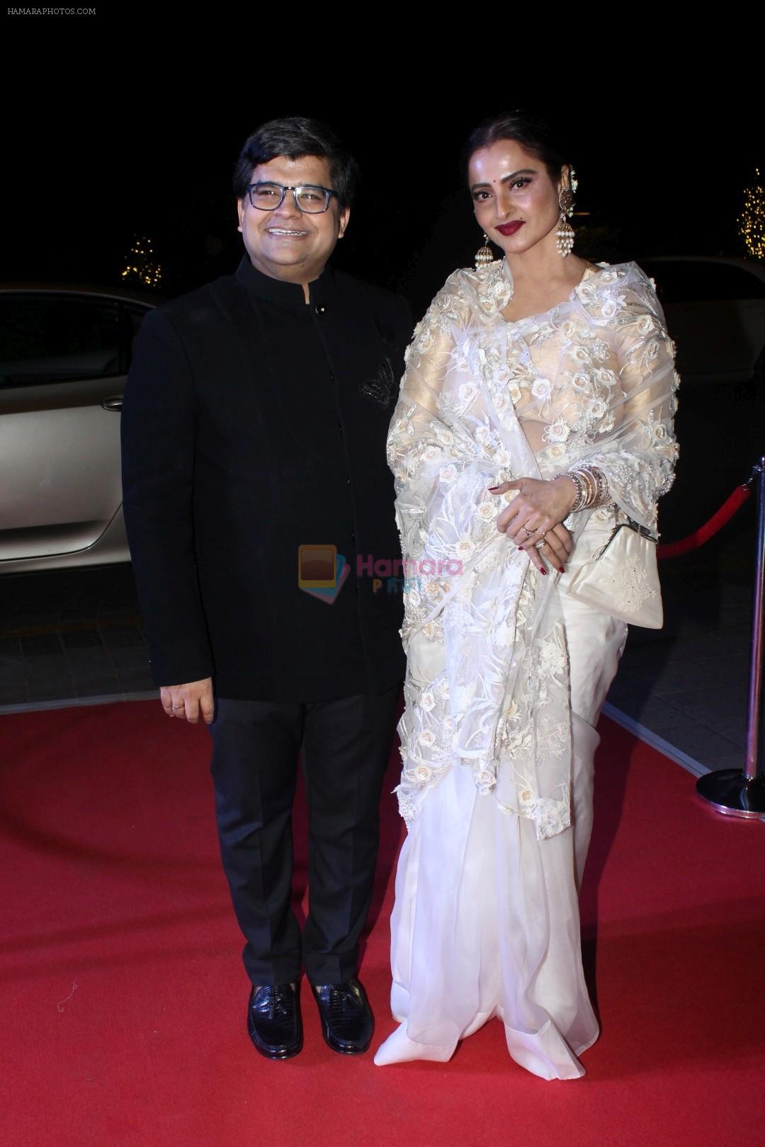 hpse_fullsize__1563625419_Rekha at the Red Carpet Of Filmfare Glamour  Style Awards on 1st Dec 2017 (385)_5a224a1e471f6.JPG