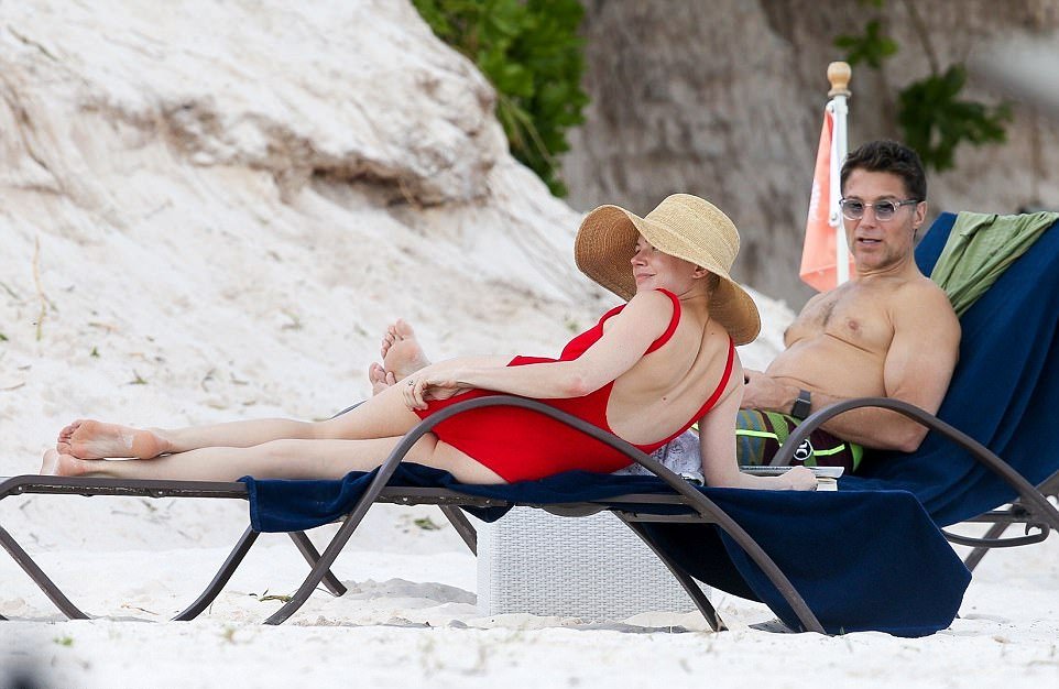 47F3A6DD00000578-5251773-Loved_up_Michelle_Williams_was_spotted_wearing_a_huge_diamond_ri-a-6_1515533701009_00962626.jpg