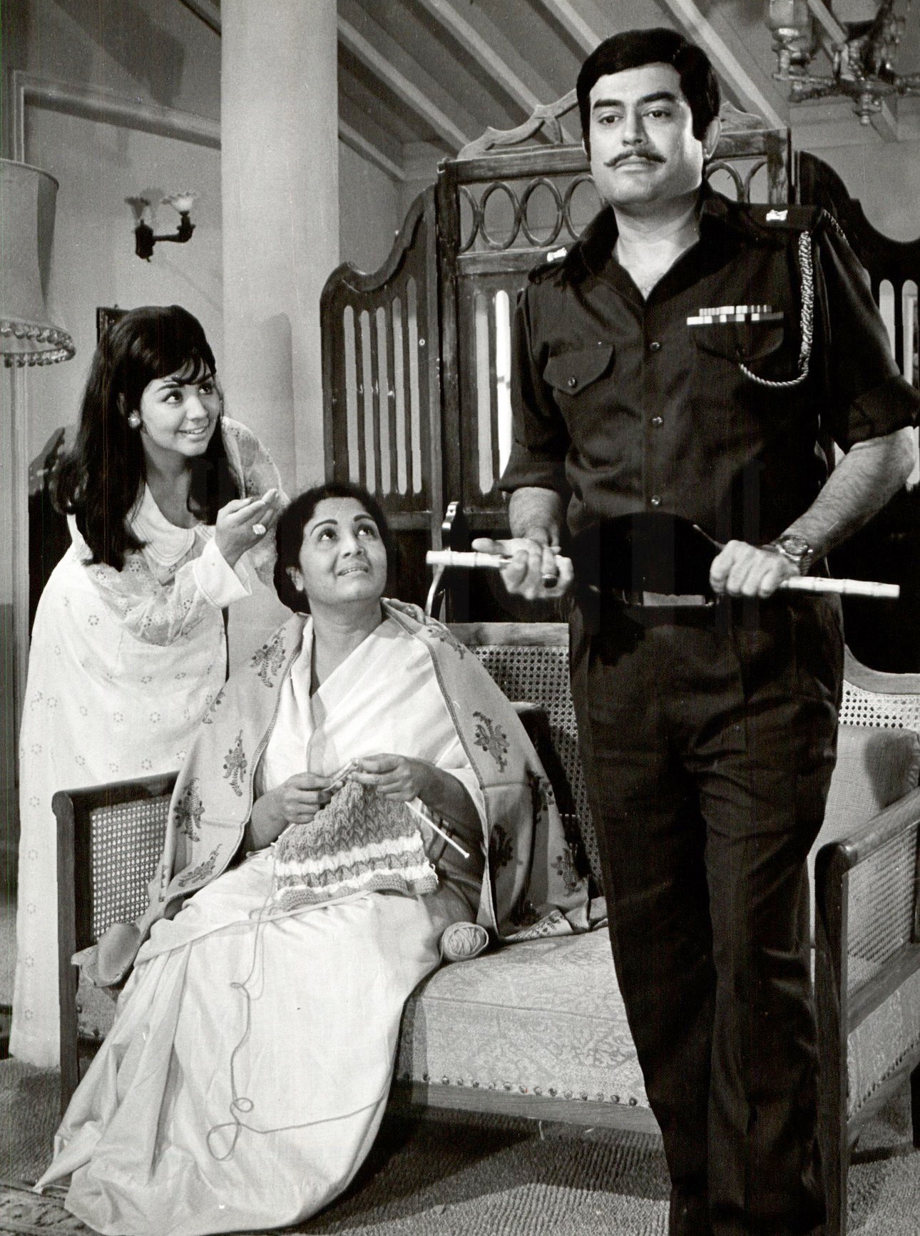 Sanjeev Kumar, Farida Jalal and Sulochana.jpg