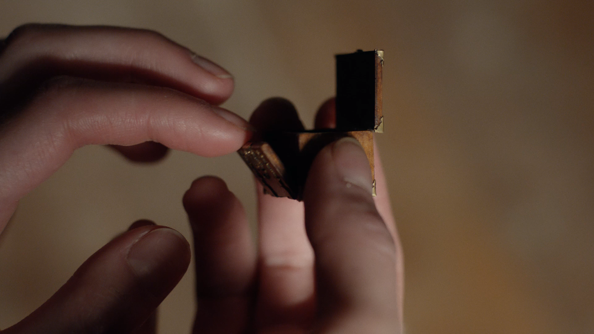 The.Miniaturist.E01.1080p.BluRay.DD2.0.x264.-whip93.mkv_snapshot_00.38.32.png