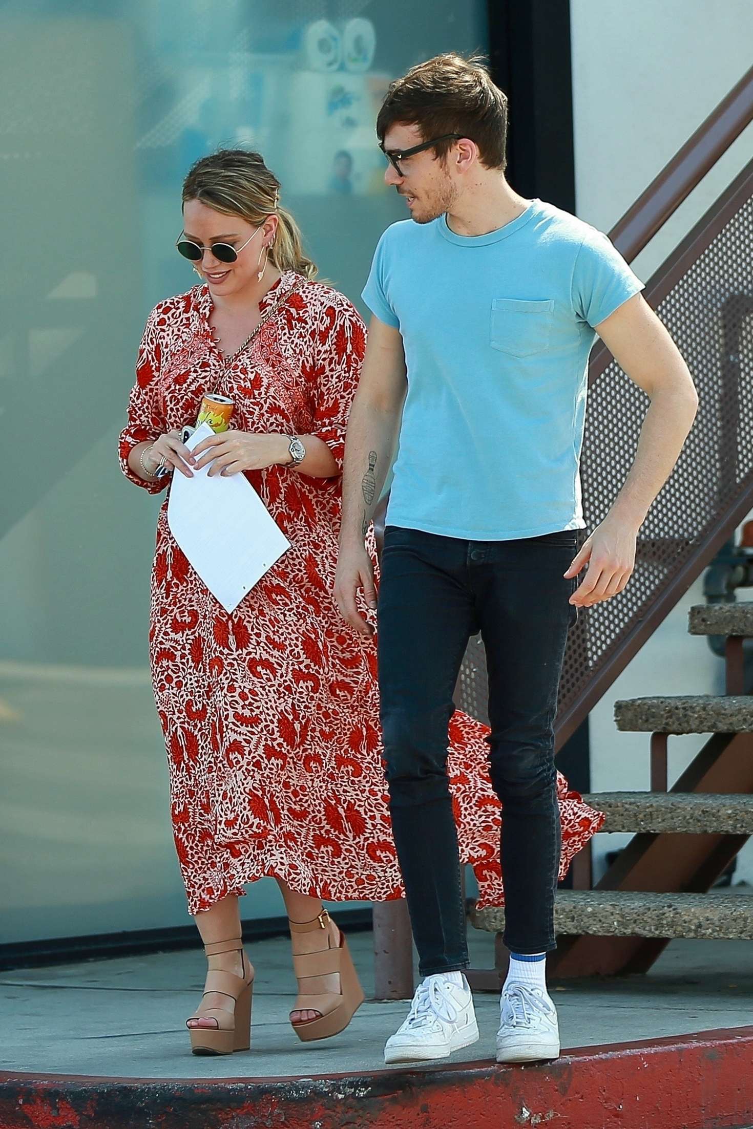 Hilary-Duff-and-Matthew-Koma_-Share-a-kiss-in-Studio-City--02.jpg
