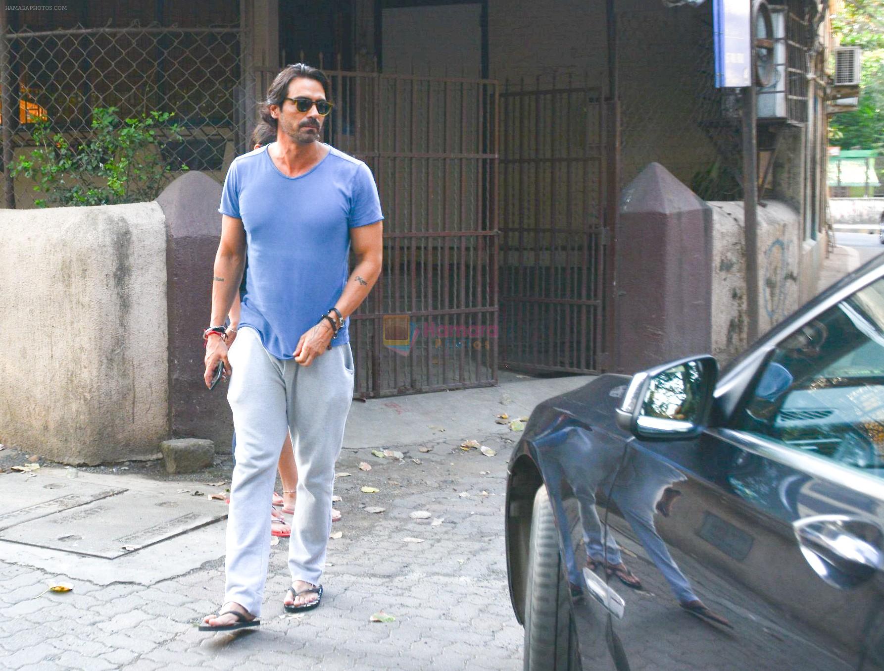hpse_fullsize__802258347_Arjun Rampal  Daughters Spotted At Bandra on 23rd Sept 2018 (5)_5ba9e3e1d1096.jpg