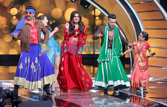Ranveer-Singh-dances-in-Heels-and-Ghagra-on-Sa-Re-Ga-Ma-Pa-for-Simmba-promotions-4.jpg