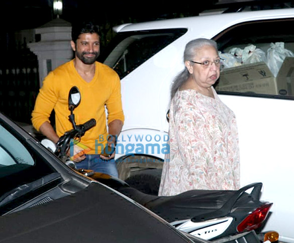 Farhan-Akhtar-snapped-with-mom-spotted-in-Bandra-6.jpg
