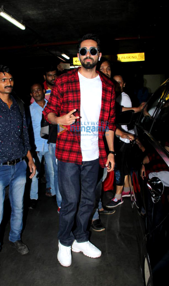 Ranveer-Singh-Deepika-Padukone-Parineeti-Chopra-and-others-snapped-at-the-airport5.jpg