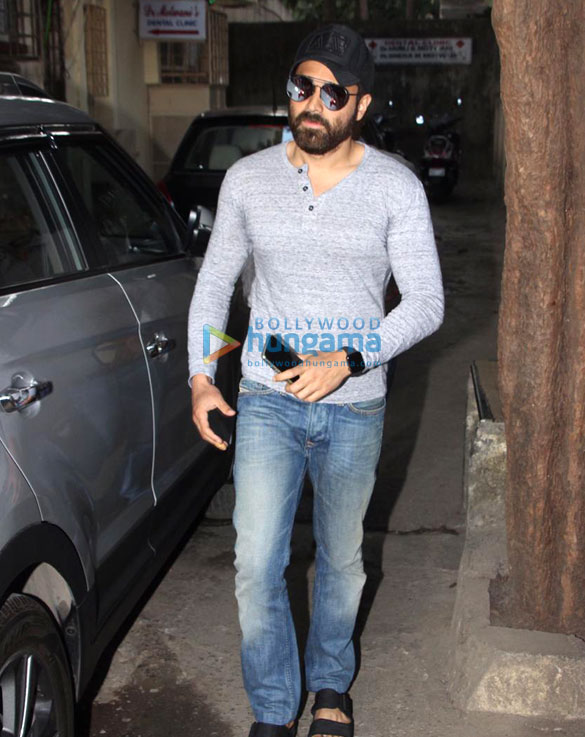 Emraan-Hashmi-spotted-in-Bandra-6.jpg