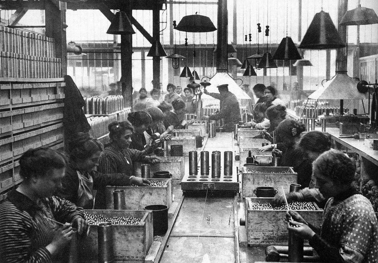 Француз завод. Франция фабрика 20 века. Франция заводы 20 век. Франция' завод 19 век Франция. Япония 20 век заводы.