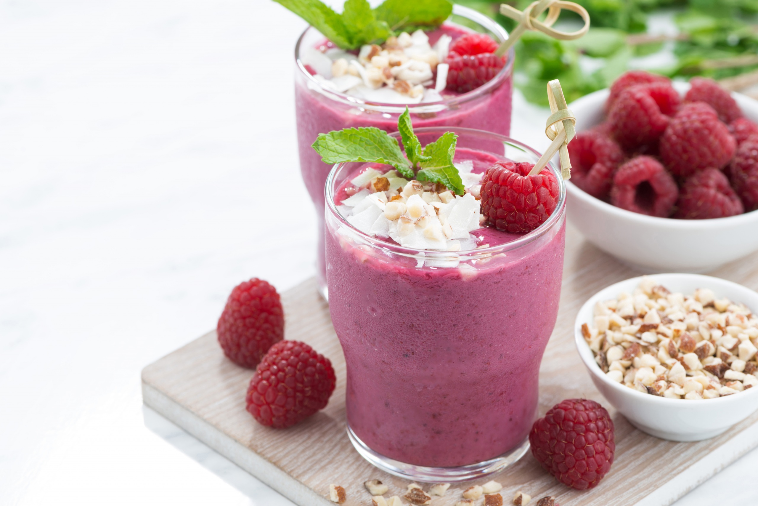 Raspberry_Nuts_Yogurt_Smoothie_White_background_548349_2560x1708.jpg