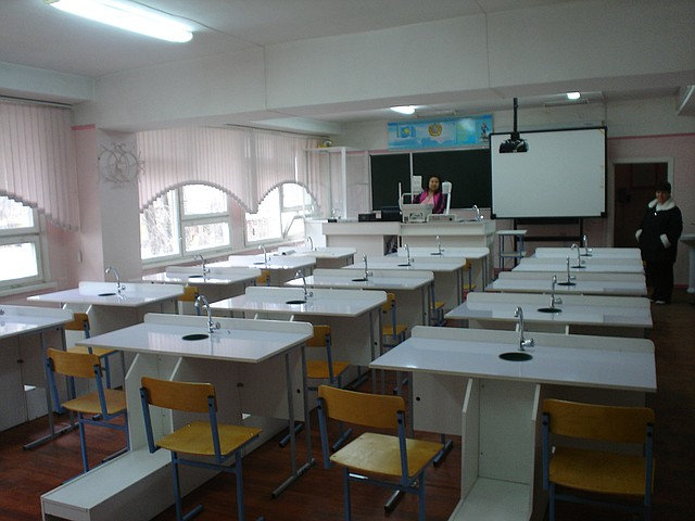 Школьный класс с проектором