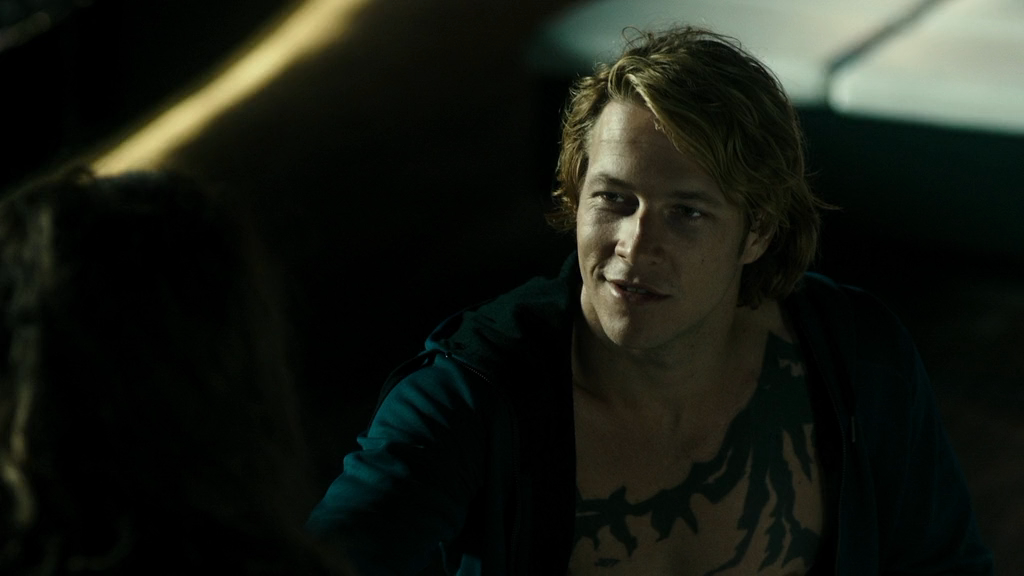 На гребне волны_(2015)_WEB_DLRIP-AVC_O.M_[-=DoMiNo=-].mkv_20190509_193403.671.png