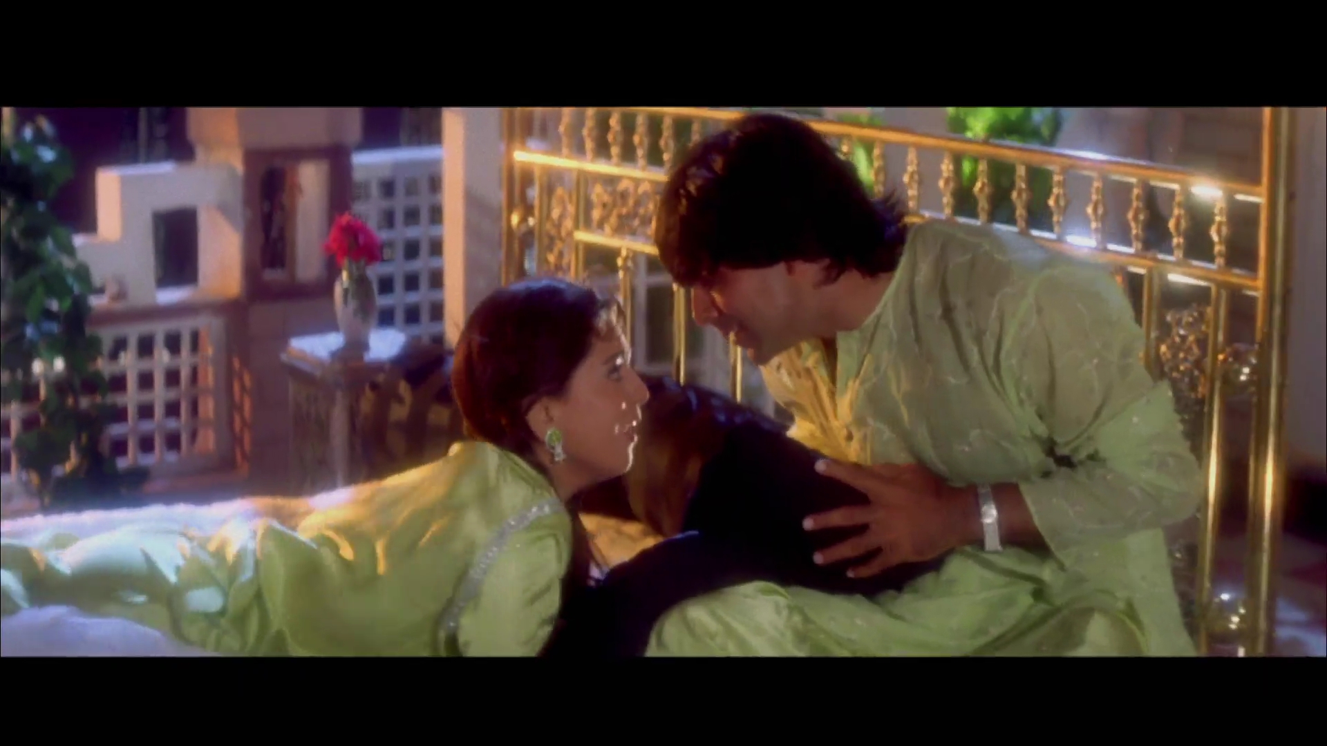 1997 - Mr. and Mrs. Khiladi -5- Samose Mein Aaloo_1080p_sub.mkv2997.jpg