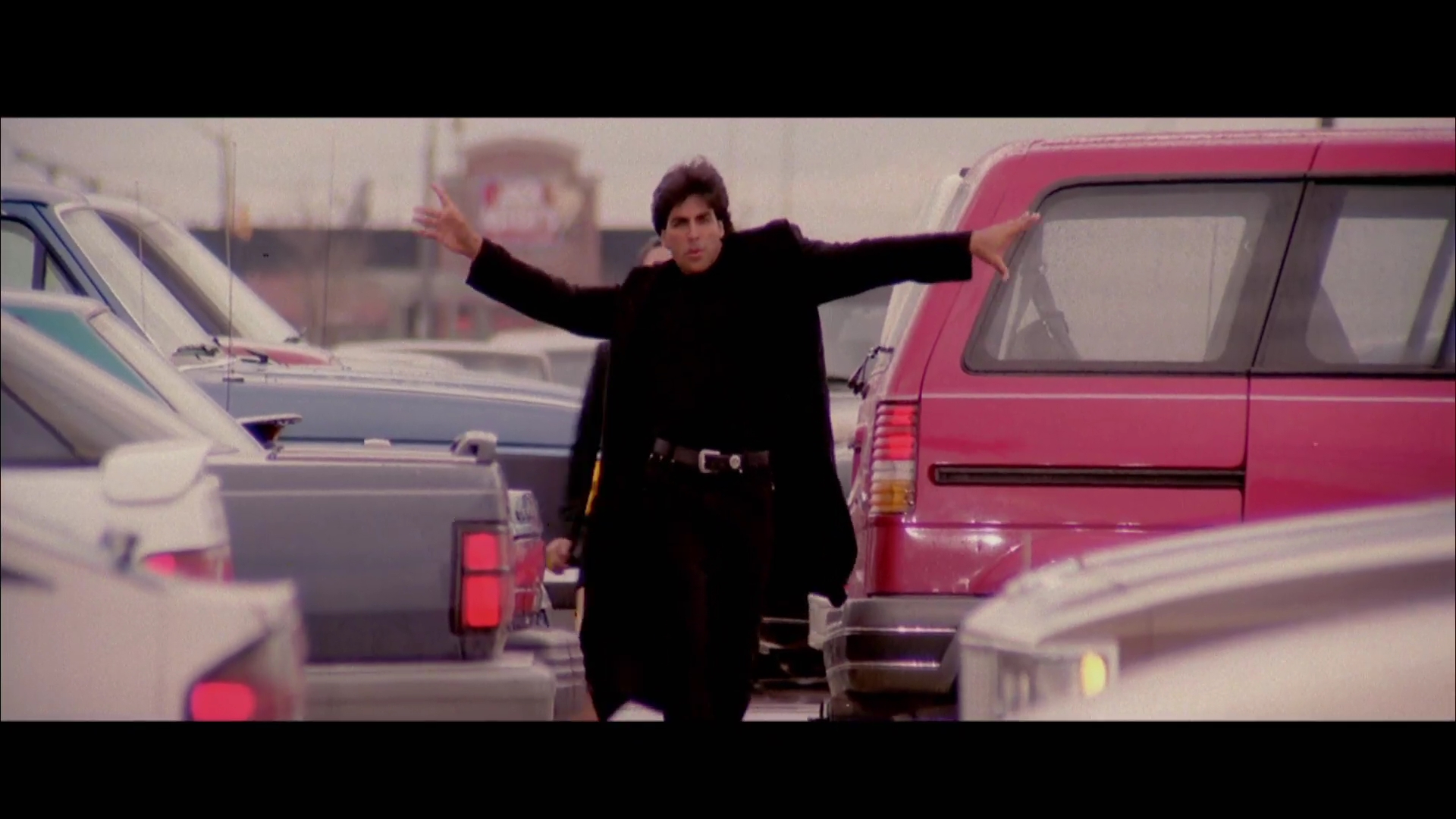 1997 - Mr. and Mrs. Khiladi -2- Akela Hai Mr. Khiladi_1080p_sub.mkv2375.jpg