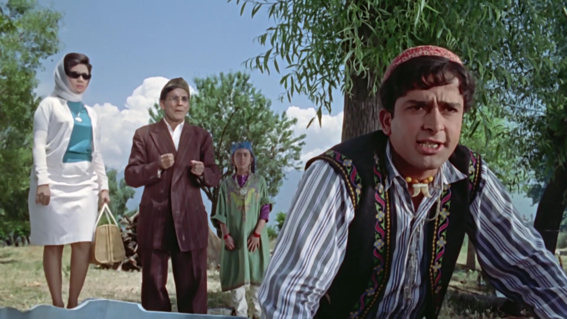 Jab.Jab.Phool.Khile.1965.WEBHDRip.1080p.AVC[(013234)18-36-56].JPG