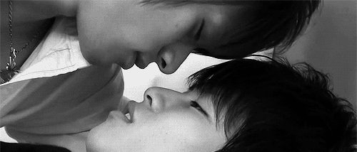 Азиаты поцелуи. Поцелуй с языком. Страстный поцелуй с языком. Поцелуй парней с языком. Корейцы парни поцелуй с языком.