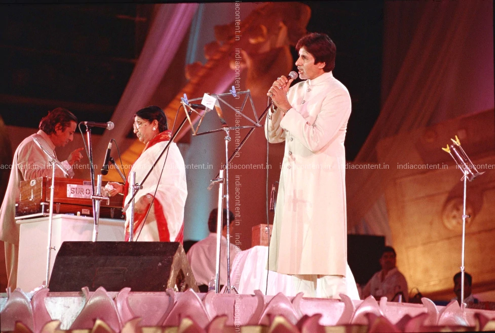 659-amitabh-bachchan-clicked-while-singing-along-with-lata-mangeshkar-in-image-88005500_20190724_050.webp