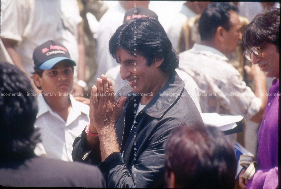 659-amitabh-bachchan-actor-with-abhishek-bachchan-and-jaya-bachchan-at-image-F237_SH7_DVD0059 (1).webp