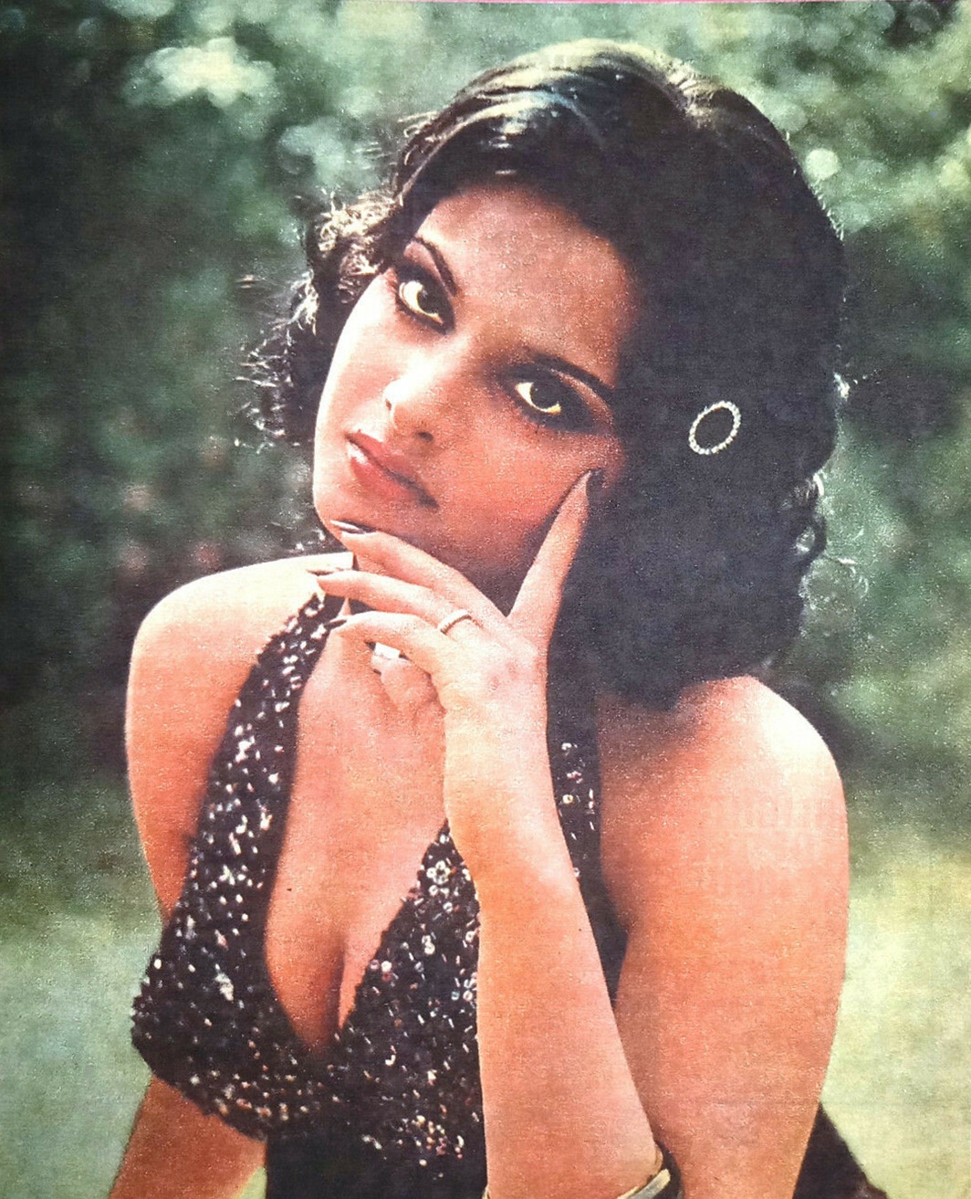 Bollywood-Actress-Rekha-fIilmfare-Magazine-Paper-Sheet-3025-_57 (1).jpg