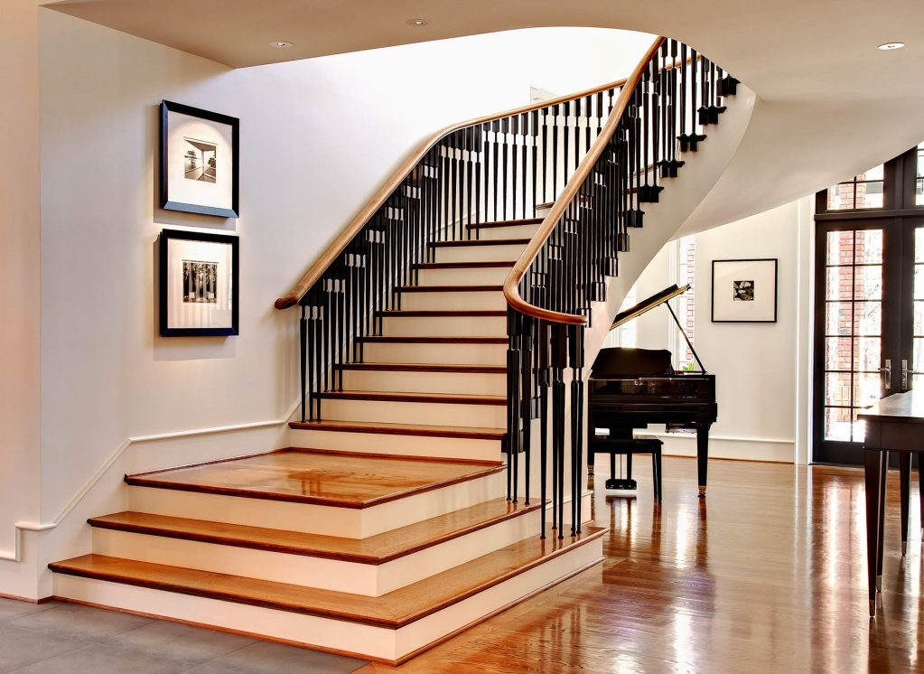 Особенности установки лестниц в современных частных домах