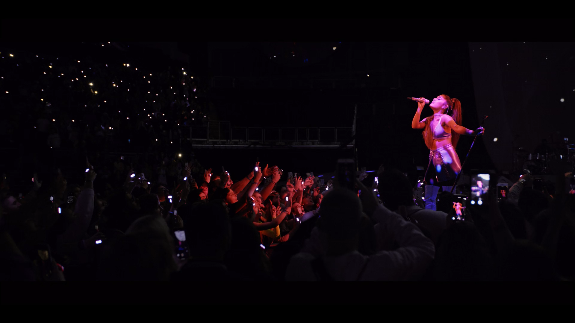 ariana.grande.excuse.me.i.love.you.1080p.web.h264-naisu.mkv_snapshot_00.58.27.504.png