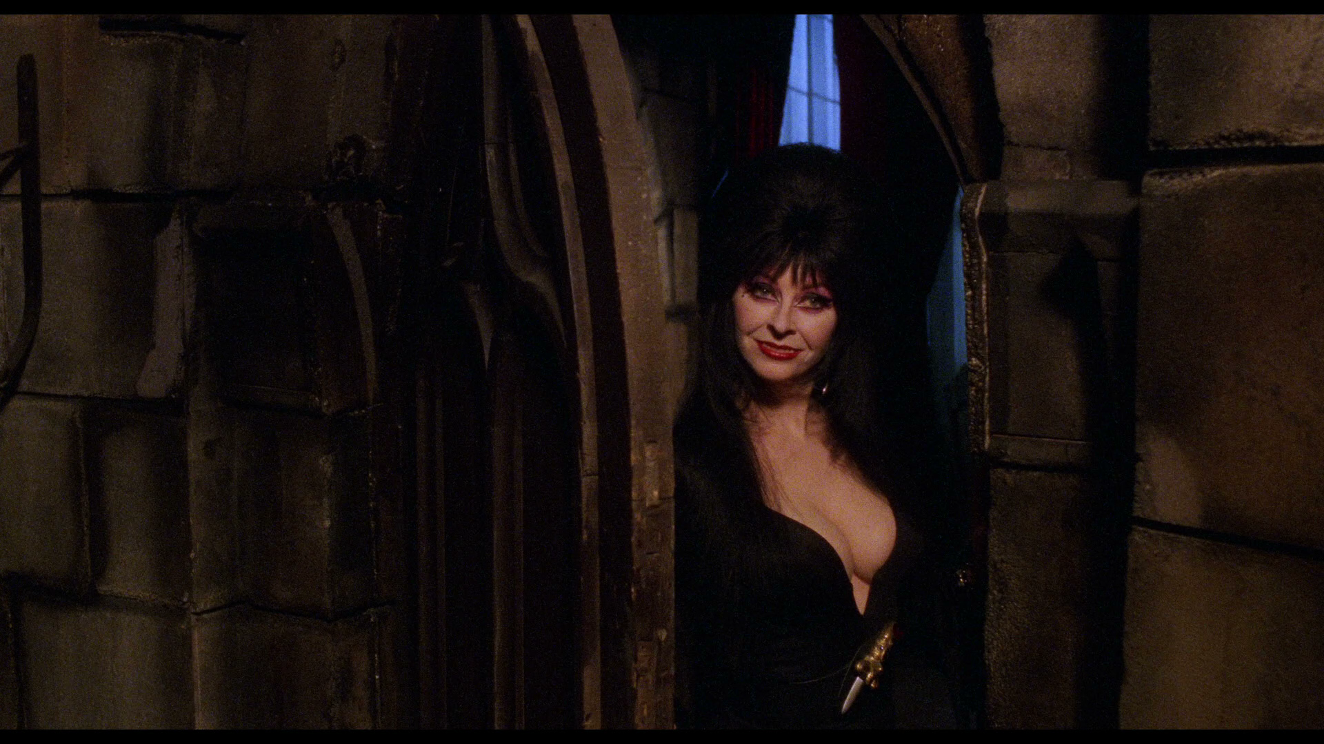 Elvira's.Haunted.Hills.2002.Shout!Factory.BDRemux.1080p[(029087)10-50-14].PNG
