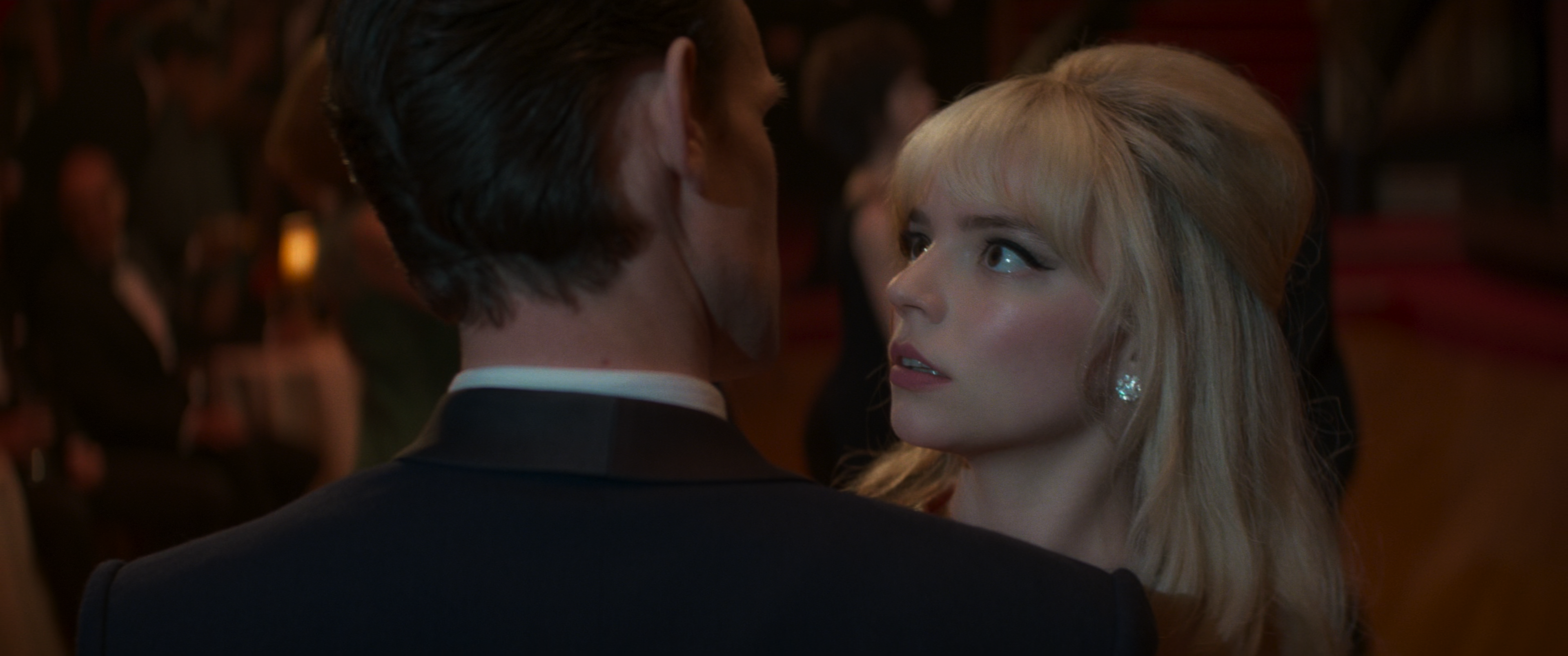 Last.Night.In.Soho.2021.2160p.UHD.BDRip.ATMOS.DoVi.by.DVT.mkv_snapshot_00.29.54_[2022.01.28_21.46.22].png
