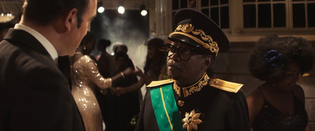 OSS 117.Alerte rouge en Afrique noire.2021.DUB.IVI.BDRip-AVC.[wolf1245.ExKinoRay].mkv_20220220_125206.499.jpg