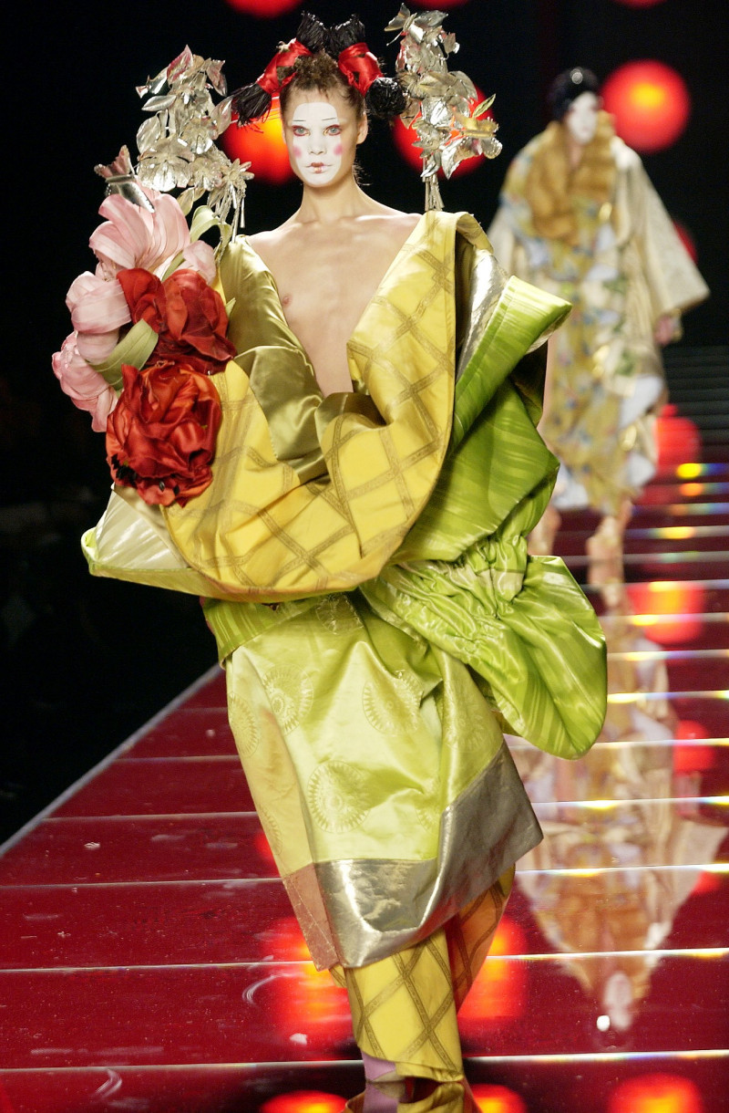 christian-dior-spring-2003-couture-00160h-adina-fohlin.jpg