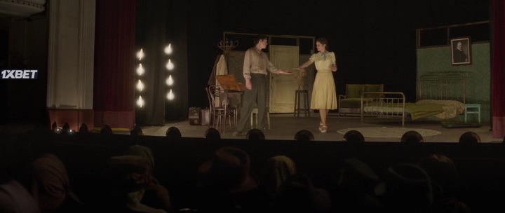Love gets a room. Счастливая пара в квартире. Девочки в лесбийских фильмах. Половое влечение. Мужчина и женщина на кухне.