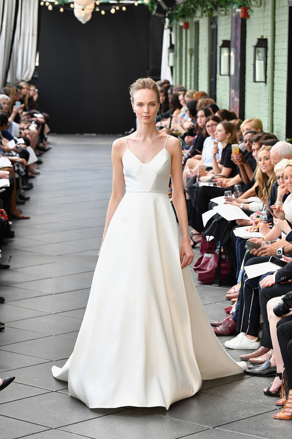 945918960-amsale-bridal-spring-2019-vogue-pr.jpg