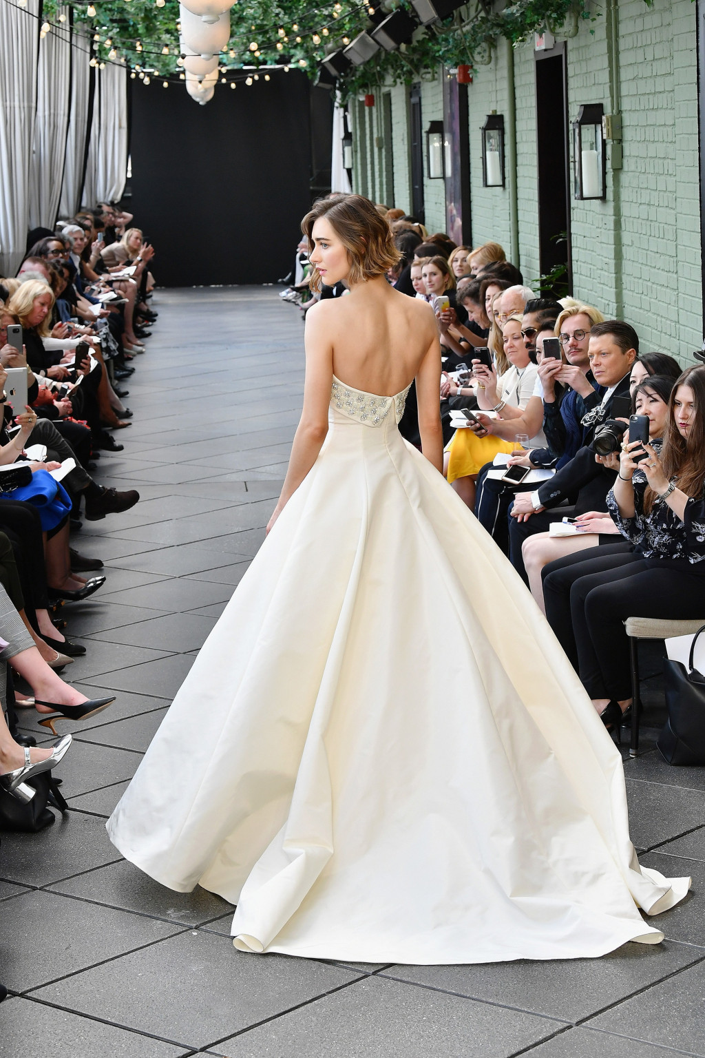 945919074-amsale-bridal-spring-2019-vogue-pr.jpg