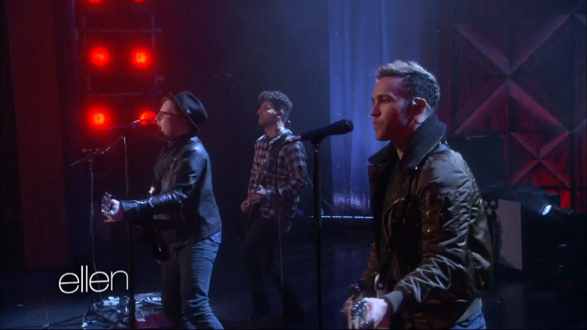 Fall Out Boy and Demi Lovato - Irresistible (The Ellen Degeneres Show) 2016.mkv_20220508_131148.508.png
