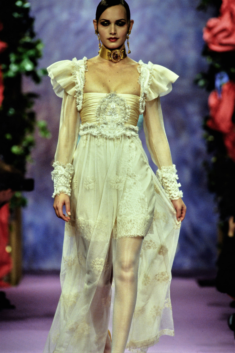 039-christian-lacroix-spring-1994-couture-CN10056667-amber-valletta.jpg